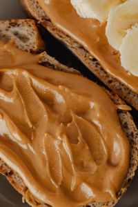 Kaboompics - Coffee brewed in a Chemex and peanut butter sandwiches for breakfast