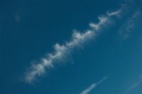 Kaboompics - Diagonal Wispy Cloud Streak across Clear Blue Sky