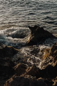 Kaboompics - Wave Foam Around a Sunlit Coastal Rock
