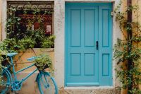 Kaboompics - Turquoise Door and Blue Bicycle beside a Vined Courtyard Wall in Rovinj