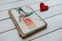 Kaboompics - Little red heart with an old book