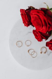 Kaboompics - Red roses and gold rings on white marble
