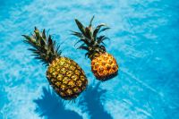 Kaboompics - Pineapple in a swimming pool