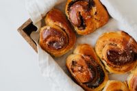 Kaboompics - Homemade Cinnamon Rolls on Linen Tray with White Copy Space for Bakery Promotion
