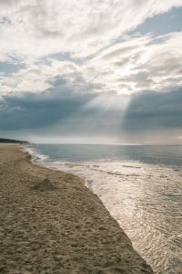 Kaboompics - Sunbeams Over a Quiet Coastal Shoreline
