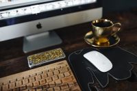Kaboompics - Cup of coffee, Chemex, keyboard, iMac computer, mouse