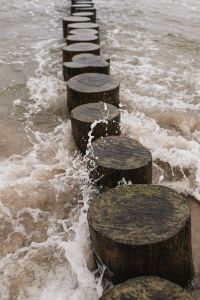 Kaboompics - Close-Up Foamy Waves on a Wooden Groyne