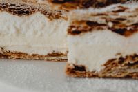Kaboompics - Macro Cross-Section of Napoleonka Puff Pastry and Cream Filling