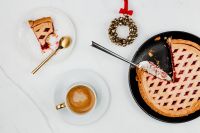 Kaboompics - Christmas Blueberry Pie and Cappuccino with Mini Wreath on Marble