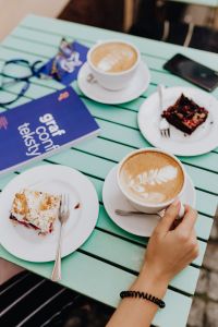 Kaboompics - Drinking coffee and eating cake in a cafeteria