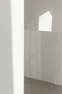 Kaboompics - Minimal White Wall with Rectangular Window Shadow