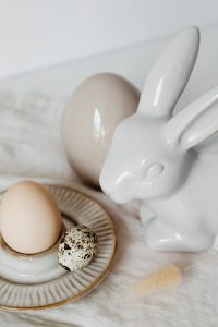Kaboompics - Beige Easter table setting - quail eggs - neutral colors - natural eggs