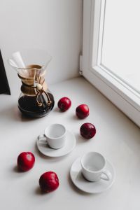 Kaboompics - Food Styling Still Life with Chemex, Cups and Plums