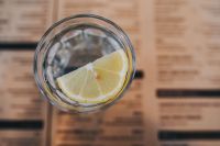 Kaboompics - Glass of water with a lemon