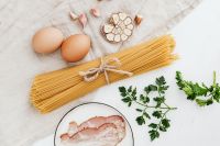 Kaboompics - Spaghetti, Eggs, Bacon and Garlic Flat Lay