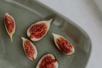 Kaboompics - Fresh Fig Halves on a Speckled Gray Ceramic Plate, Minimal Neutral Food Close-Up