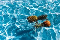 Kaboompics - Pineapple in a swimming pool