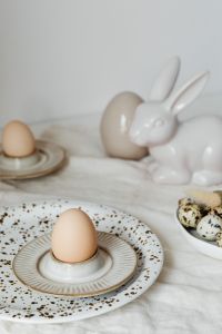 Kaboompics - Beige Easter table setting - quail eggs - neutral colors - natural eggs
