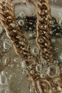 Kaboompics - Gold Chain Jewelry Macro with Reflective Water Droplets