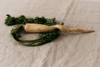 Kaboompics - Parsley Root with Fresh Parsley on Natural Linen