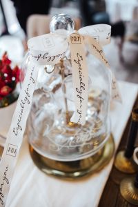 Kaboompics - Table decorations with golden motifs