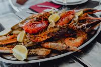 Kaboompics - Wide Seafood Platter with Crab Legs and Grilled Prawns