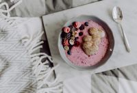 Kaboompics - Bowl with yoghurt, gingerbread and fruit