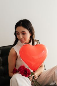 Kaboompics - Valentine’s Gift Inspiration With Roses and Heart Balloon
