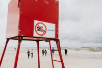 Kaboompics - Red Lifeguard Station and No-Swimming Sign on a Cloudy Beach