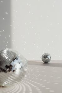 Kaboompics - Blurred Disco Ball and Reflected New Year's Eve Lights on a Pale Wall