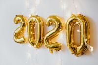 Kaboompics - Golden 2020 Balloons With Fairy Lights On White Wall