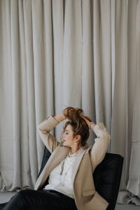 Kaboompics - Woman is wearing pearls and jewelry