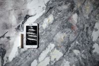 Kaboompics - Cocaine on a smartphone iPhone