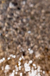 Kaboompics - Out-of-Focus Wet Pebbles and Shimmering Seawater Bokeh