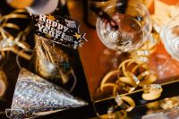 Kaboompics - New Year's Eve party - shiny golden decorations