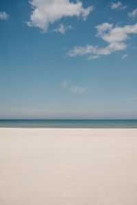 Kaboompics - Empty Sandy Beach and Calm Ocean Horizon