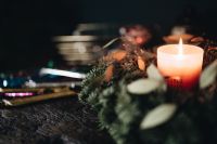 Kaboompics - Candle and wreath