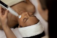 Kaboompics - Handheld Facial Device Applied to Forehead