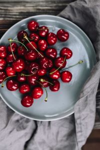 Kaboompics - Fresh Cherries on a simple plate