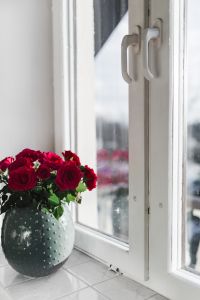 Kaboompics - Gold cup of coffee and red roses bouqet