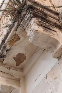 Kaboompics - Weathered Ornamental Stone Arch with Peeling Plaster and Trailing Plant