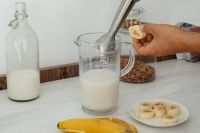 Kaboompics - Banana shake with milk - preparation process