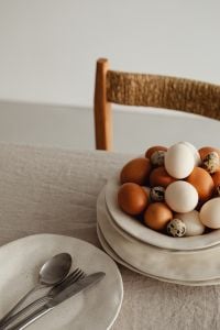 Kaboompics - Easter Delights - Spring Flowers and Minimalist Tableware