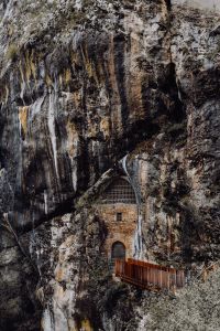 Kaboompics - Predjama castle at the cave mouth in Postojna, Slovenia