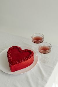 Kaboompics - Vertical Valentine's Day Photo of Heart Cake and Pink Cocktails