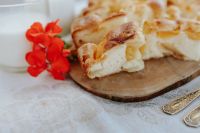 Kaboompics - Delicious sponge cake with fruit with milk