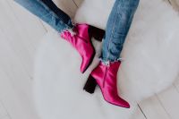 Kaboompics - A woman in pink boots and blue jeans