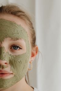 Kaboompics - Half-Face Portrait with Textured Green Clay Mask and Bare Eye