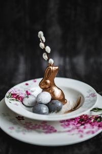 Kaboompics - Round dinner table decorated with easter motifs