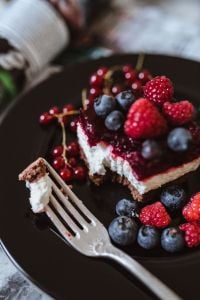 Kaboompics - Cheesecake with blueberries and raspberries
